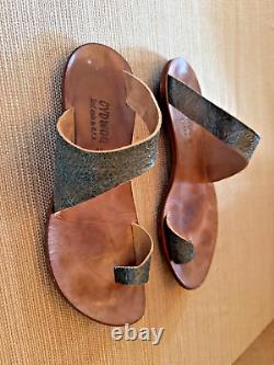 Cydwoq Hand made in USA Thong Turquoise Embossed Leather Sandals Womens Sz 40