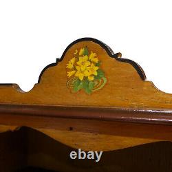 Ancien Country Farmhouse Carved Maple Curio Librairie Cabinet Avec Motif Floral