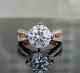 Bague De Fiançailles En Or Rose Plaqué 14 Carats Avec Moissanite Taillée En Rond De 4,00 Carats à Double Anneau.
