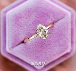 Bague de fiançailles solitaire en diamant simulé de forme ovale de 2,00 carats avec finition en or rose 14 carats