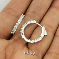 Boucles d'oreilles créoles huggie en or blanc plaqué 14 carats avec diamants de synthèse taillés en rond de 1,50 carat.