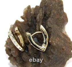 Boucles d'oreilles en or jaune 10 carats faites à la main aux États-Unis avec des pierres de saphir blanc naturel de 2 mm