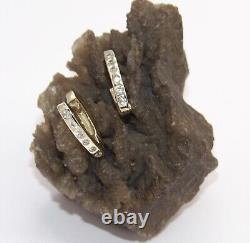 Boucles d'oreilles en or jaune 10 carats faites à la main aux États-Unis avec des pierres de saphir blanc naturel de 2 mm