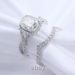 En français: Ensemble de bagues de fiançailles en diamant de laboratoire à taille coussin de 3,40 carats en or blanc 14 carats