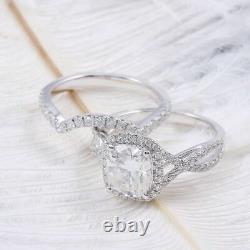 En français: Ensemble de bagues de fiançailles en diamant de laboratoire à taille coussin de 3,40 carats en or blanc 14 carats