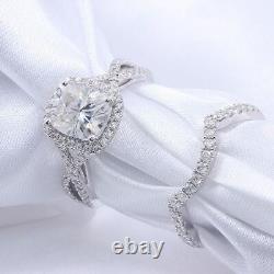 En français: Ensemble de bagues de fiançailles en diamant de laboratoire à taille coussin de 3,40 carats en or blanc 14 carats