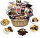 Panier Cadeau Gastronomique De Qualité Supérieure Fait à La Main Avec Du Chocolat, Des Biscuits Et Des Bonbons.