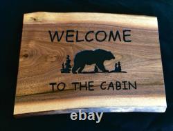 Panneau en bois personnalisé fait à la main avec bord brut en noyer noir - Bienvenue à la cabane - Fabriqué aux États-Unis
