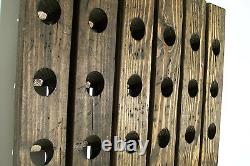 Porte-bouteilles en bois vieilli Riddling Rack fait à la main aux États-Unis.