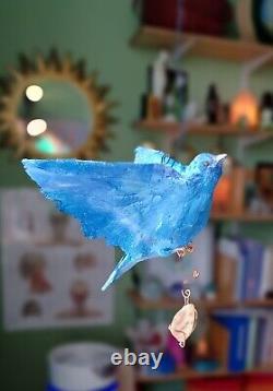 Sculpture en papier mâché faite à la main : Oiseau bleu suspendu avec pierre de quartz rose unique en son genre.