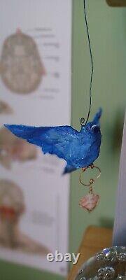 Sculpture en papier mâché faite à la main : Oiseau bleu suspendu avec pierre de quartz rose unique en son genre.