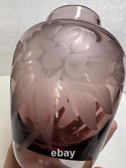 Vase en verre d'art soufflé à la main gravé et signé Betsy Ray, style vintage, rose, de 1990.