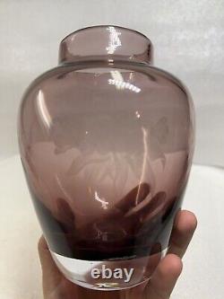 Vase en verre d'art soufflé à la main gravé et signé Betsy Ray, style vintage, rose, de 1990.