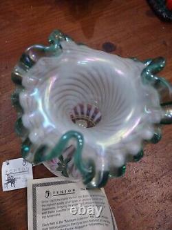 Vase opalescent Fenton en français avec optique en spirale et bord vert Cape Cod Green