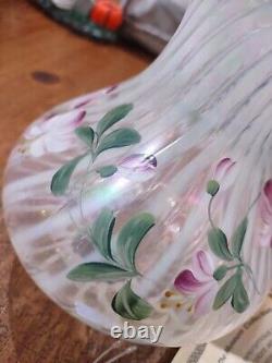Vase opalescent Fenton en français avec optique en spirale et bord vert Cape Cod Green