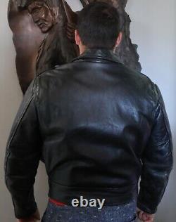 Veste de motard en cuir noir des années 1950 en peau de vache rétro vintage, lourde en très bon état.